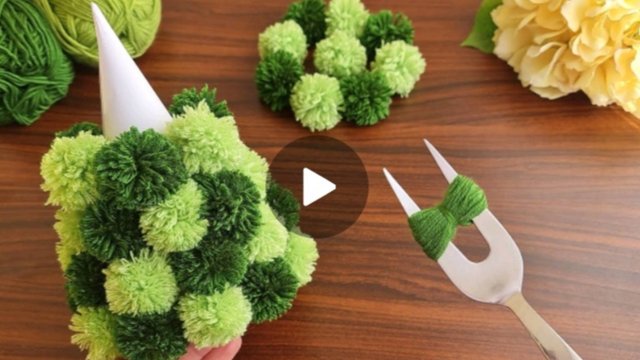 Ёлочка из помпонов 🎄🎄🎄 #все_в_жизни_связано #вязаниекрючком #всевжизнисвязано