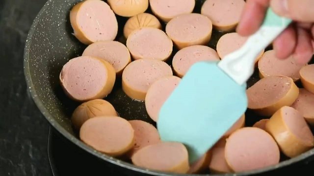 Этот рецепт с сардельками побил все рекорды! Весь секрет на видео!