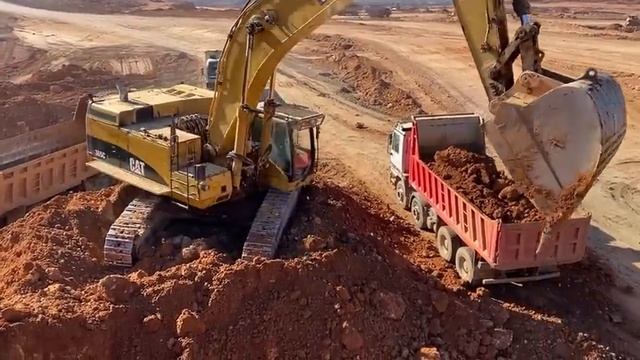 Гидравлический экскаватор Caterpillar 365C, загружающий вскрышные породы на 4-осные грузовики Merced