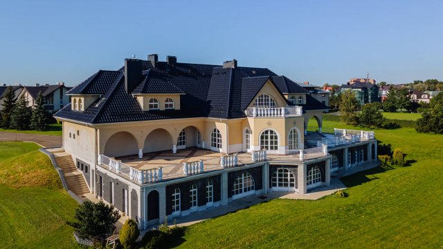 Роскошный особняк 1821 м2 на 1.5 Га земли в пригороде Калининграда