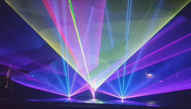 Лучевое лазерное шоу на 6 проекторах
