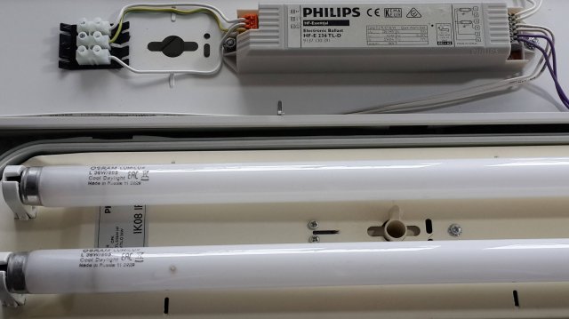 Простая переделка светильника для люминисцентных ламп под светодиодные лампы.