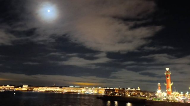 Полная луна над Дворцовым, Троицким и Биржевым мостами в Санкт-Петербурге