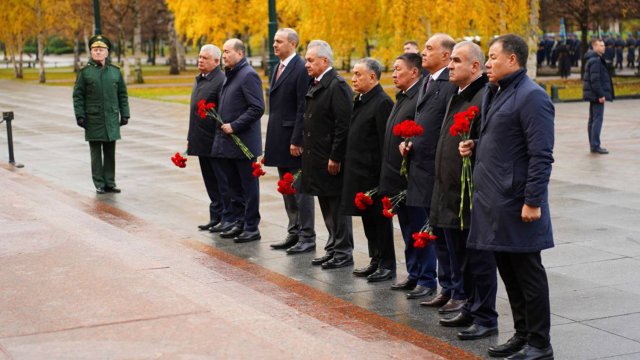 Секретари Совбезов стран СНГ возложили цветы к Могиле Неизвестного Солдата в Александровском саду