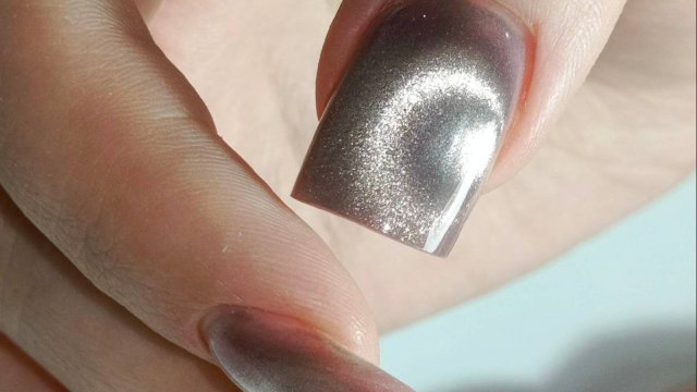 Кошачий блик: мейнстримовый дизайн ногтей и как повторить