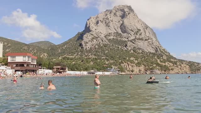 Пляж в поселке Новый Свет (Крым) в 2025 и 2022 годах.