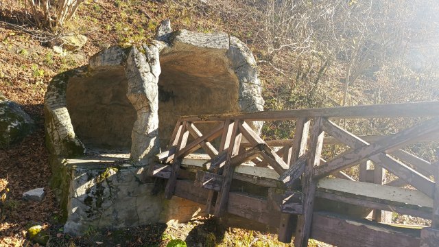 Грот у Замка Коварства и Любви ,Кисловодск.Говорят,в этом гроте пел сам Шаляпин!