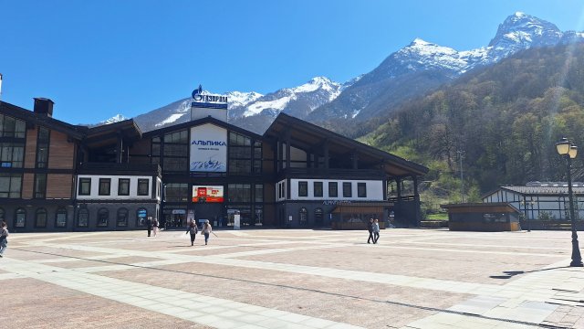 Газпром Лаура и Альпика - прогулка в Апреле 2025