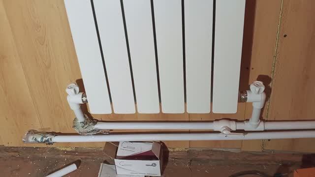 Доделываю пластиковое отопление . Дапаиваю трубы под последним радиатором .