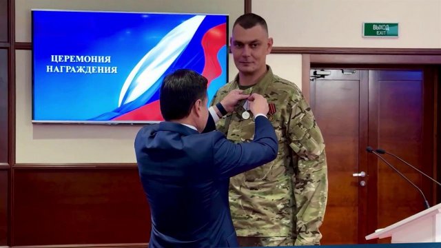 Добровольцам подразделения "БАРС" вручили высокие госнаграды