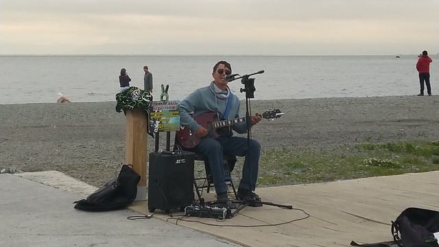 Уличный музыкант "Здравствуй, Мама" @ Петропавловск-Камчатский