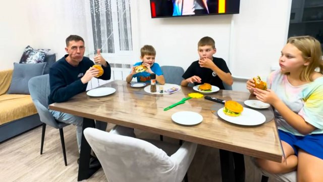 Готовим лучшие бургеры дома и что приготовить из остатков — наш семейный день.