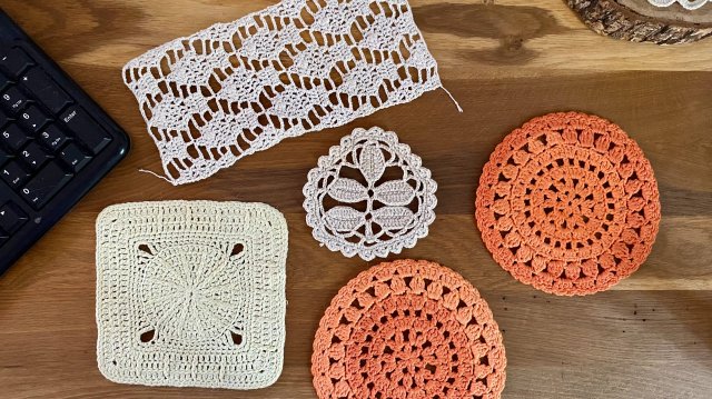 Салфетки на рабочем столе связала крючком @nataliakotsar