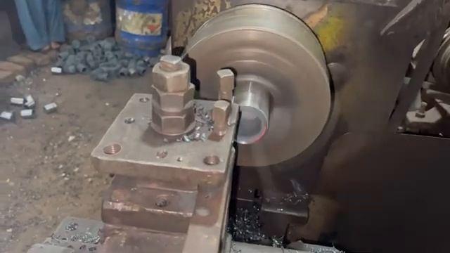 Мастер, Изготавливающий Колесный Ключ