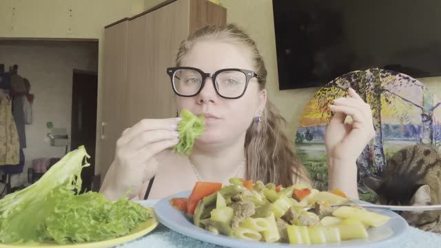 МУКБАНГ ГОВЯДИНА РОЖКИ С ОВОСЧАМИ