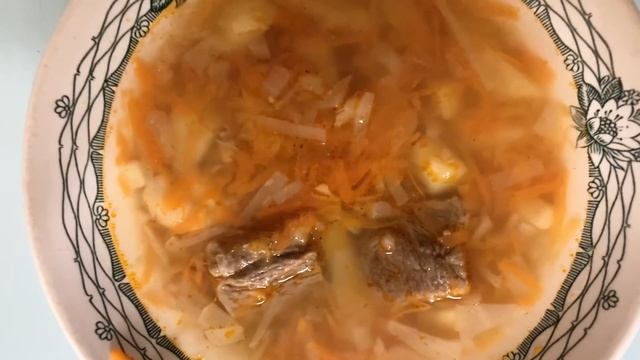 Вкусные щи в ретро-тарелке времён СССР