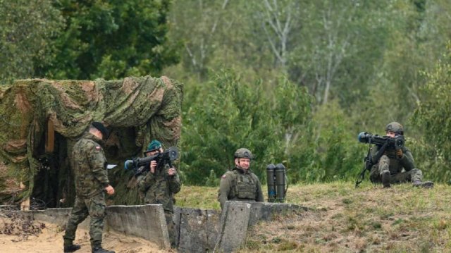 Польша привлекает пенсионеров и школьников к обороне страны