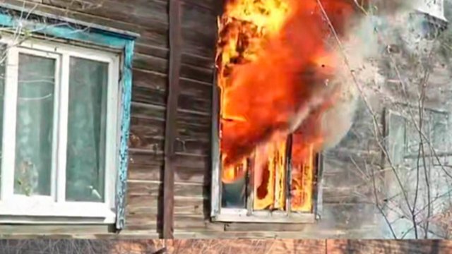 Полицейский Михаил Доржиев вытащил  пятерых людей и одну собаку из горящего дома в Улан-удэ