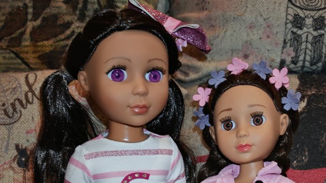 Третья из серии видео ЧЕТЫРЕ шатенки глиттер герллз, (Glitter Girls Sarinia) Шатенок будет пять