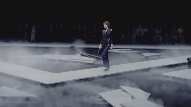 Показ женской коллекции Khaite весна-лето 2026.