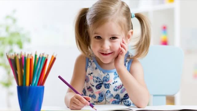 Девочка рисует Дом