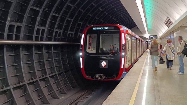 Метро Москвы красивая подборка станций и проезд метропоезда