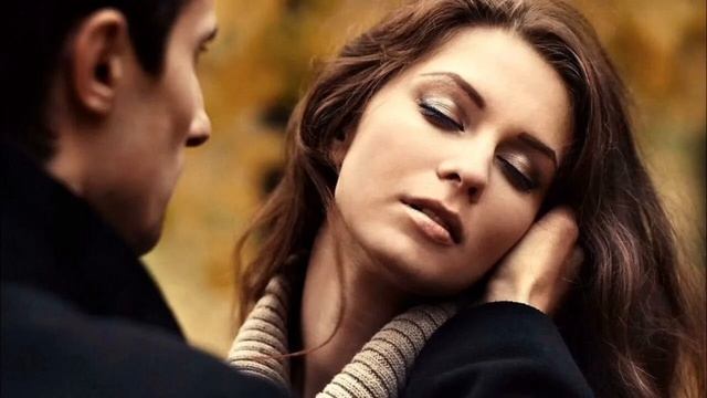 "В лабиринте зеркал, тянем руки навстречу". Песня о любви, расставании и одиночестве.