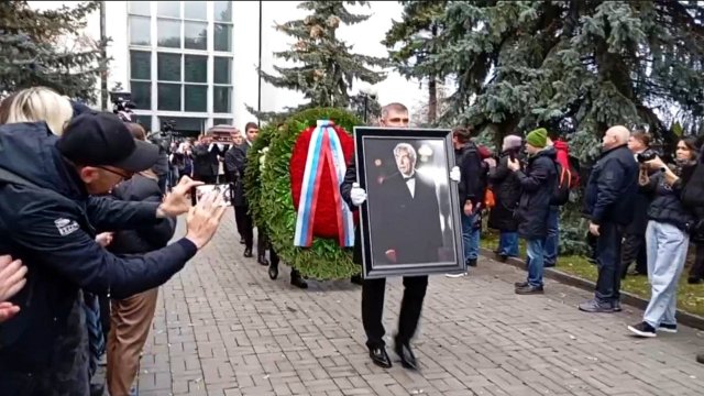 яркий момент: похороны телеведущего Юрия Николаева на Троекуровском кладбище