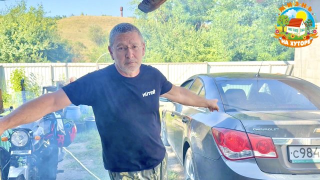 Остались без машины, пересели на мопед. Копаем картошку, которой нет.