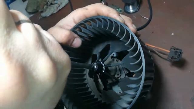 Замена щеток моторчика печки BMW X5 2005 год снятие крыльчатки с мотора