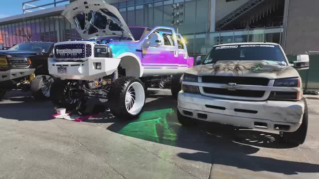 Автосалон "SEMA SHOW" 2025 Самые впечатляющие автомобили и грузовики на открытой площадке .
