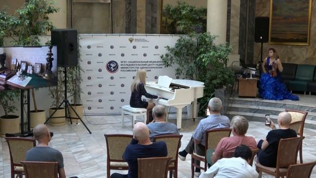 Белый рояль и музыка Микаэла Таривердиева из  к/ф "17 мгновений весны". Играет Мария Заболоцкая.