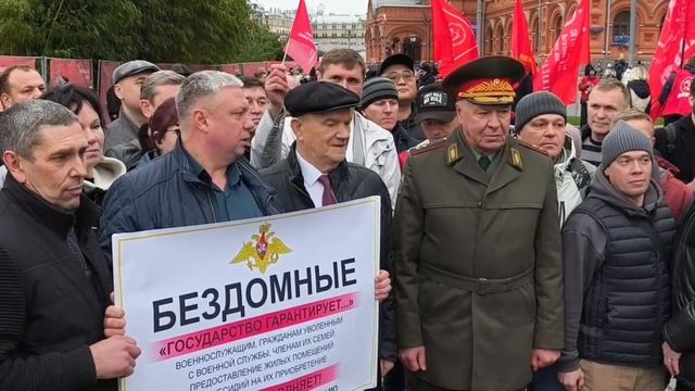Военные пенсионеры выходят на одиночные пикеты.