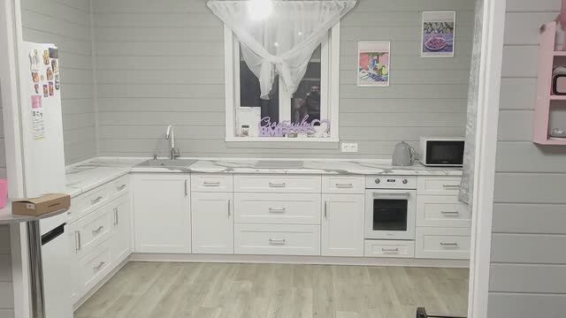 Светлая кухня без верхних шкафов 198