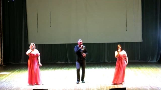 Народная вокальная группа "МакSимум" - "Любите пока любится".mp4