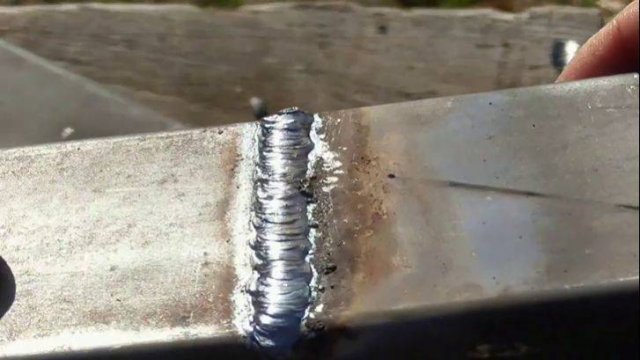 Надоело прожигать тонкую профтрубу. Попробовал нестандартный способ ведения электродом. Получилось!