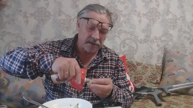 Жизнь в деревне : Сперва дела, потом еда. Жарю грибы. Баранина на сковороде. На обед щи