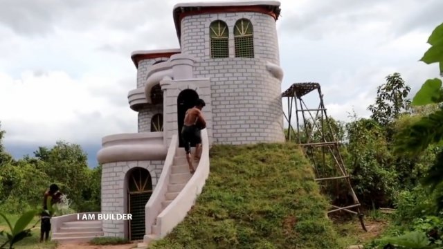 Строят домик с бассейном на крыше своими руками ,ручным инструментом.