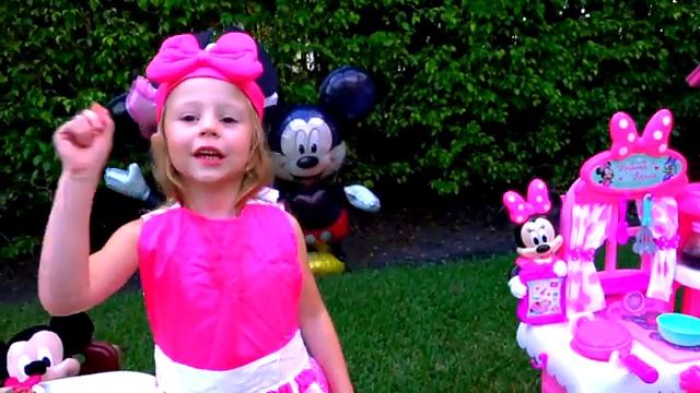 Настя ждет мини и микки Маус и готовит в новой игровой кухне