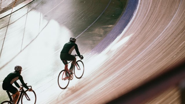 Почему шоссейнику стоит попробовать велотрек? Как начать кататься на велотреке? Велотрек Крылатское