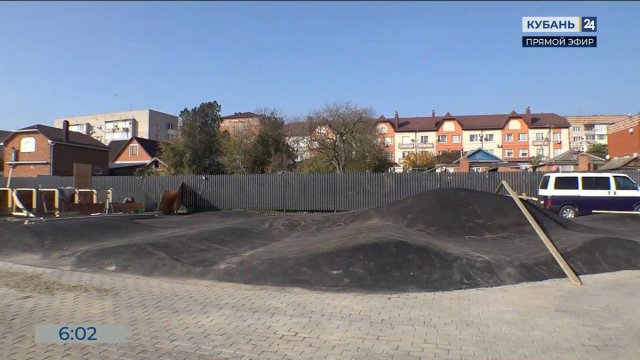 Спортивный лабиринт и памп-трек установили на набережной в станице Ленинградской