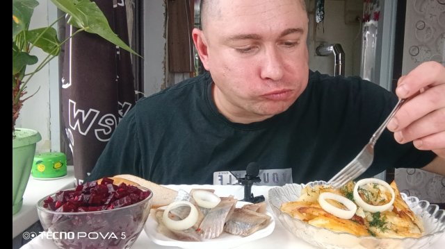 мукбанг/обжорыч/картошка жареная, селёдка, свекла запечённая Салат/