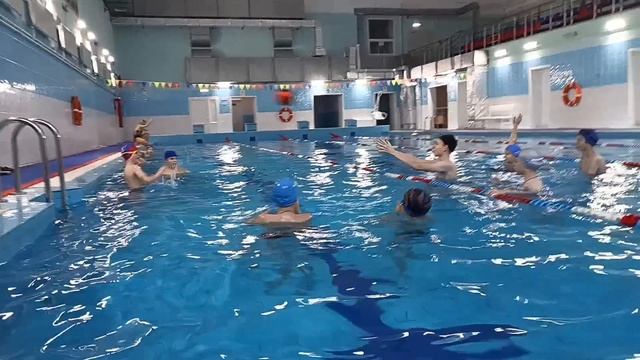 Играем в мяч на тренировке по плаванию в любительской группе