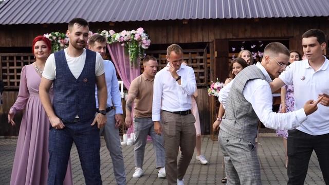 Подарок от друзей на свадьбе.