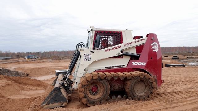 Мини-погрузчик ПМ-1000 В работе