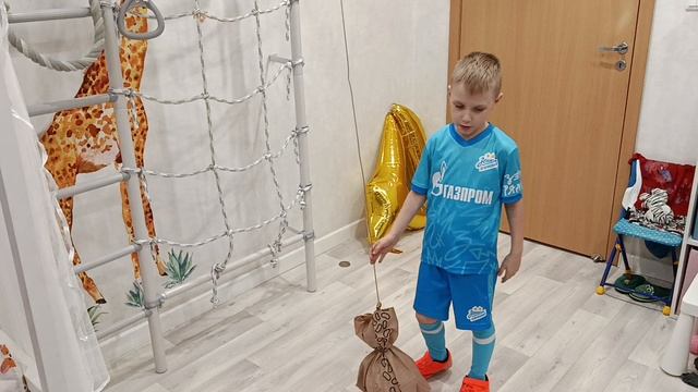 Отрабатывает удары и пасы с мячом дома с Даней!