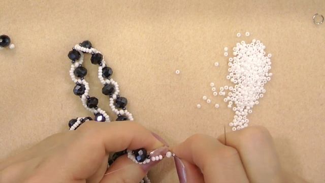 Колье из бисера и бусин "Black & White"