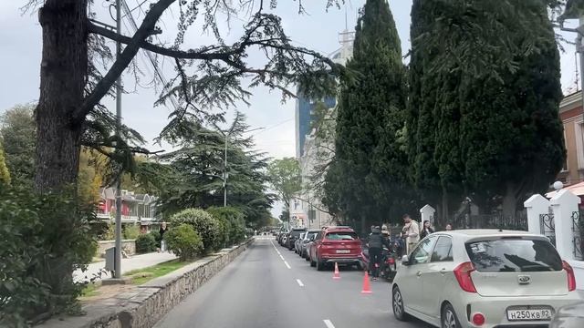 Ялта. По Гоголя, мимо отеля "Ореанда", от Таврической ул. 08.10.2025. Крым. Crimea. Yalta.