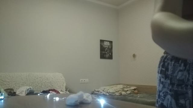 Поли прибирать свой стол