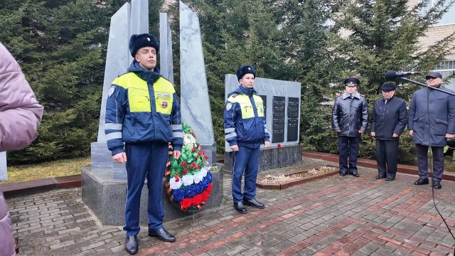 Накануне профессионального праздника в полиции прошел митинг памяти погибших сотрудников ОВД.